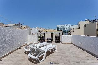 Bild från Cosy 1BR Penthouse with Terrace, Great Location, Hotell på Malta